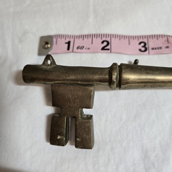 Vintage Brass Key-shaped Key Holder - Picture 5 of 5